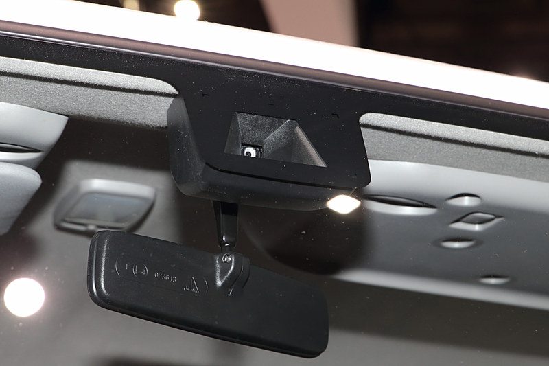 画像センサーやミリ波レーダーを用いた衝突被害軽減ブレーキを備える