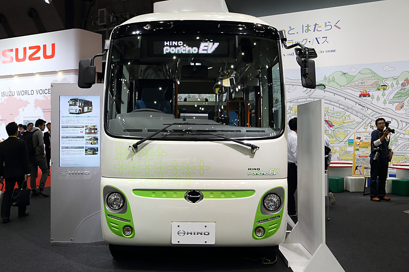 「ポンチョEV」。国内で唯一の小型ノンステップバス「ポンチョ」のディーゼルエンジンをモーターに置き換えたEVバス。東京都墨田区、東京都羽村市、石川県小松市ですでに営業運行中。モーター出力は200kW