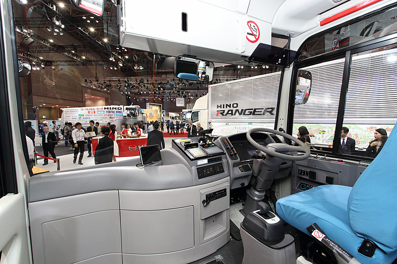 「ポンチョEV」。国内で唯一の小型ノンステップバス「ポンチョ」のディーゼルエンジンをモーターに置き換えたEVバス。東京都墨田区、東京都羽村市、石川県小松市ですでに営業運行中。モーター出力は200kW