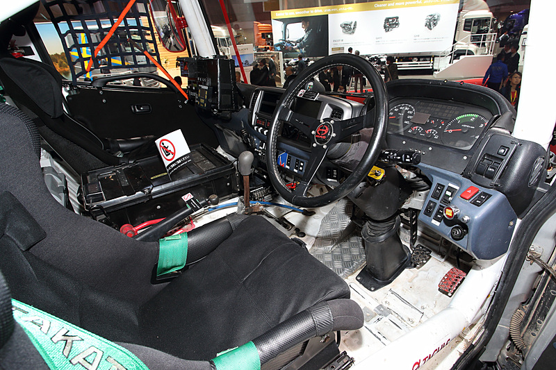 「レンジャー ダカールラリー2014参戦車」。展示車はダカールラリー2014で菅原照仁選手がステアリングを握り、排気量10リッター未満クラスで優勝した車両