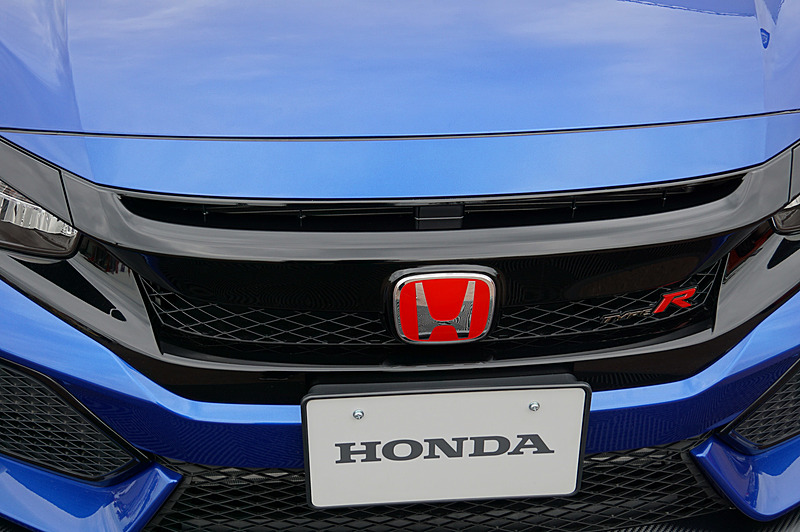 ホンダブースではシビック TYPE Rが展示されている