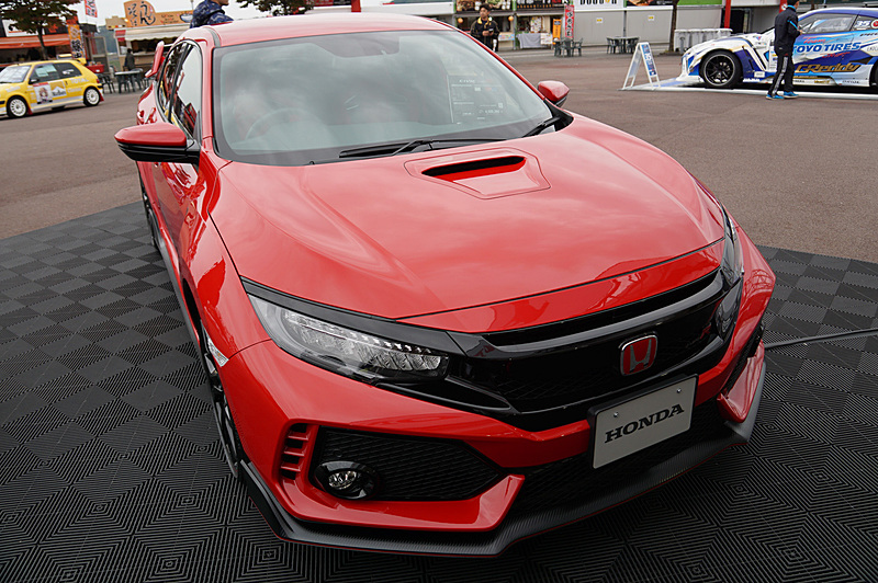 ホンダブースではシビック TYPE Rが展示されている