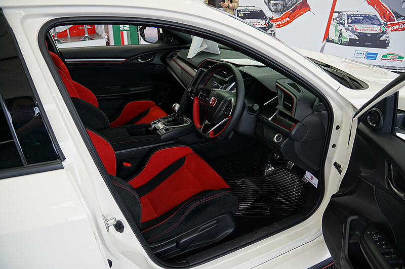 ホンダブースではシビック TYPE Rが展示されている