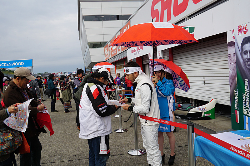 運転を担当してくれたのはエステバン・グリエリ選手。サイン会の時間を過ぎているのに、それでもファンにサインしていた姿が印象的だった