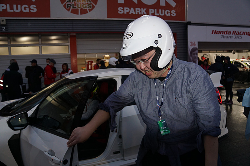 苦笑しながら降りる筆者。いや本当に後半はフラフラだった……。レーシングドライバーって本当にスゴイと実感