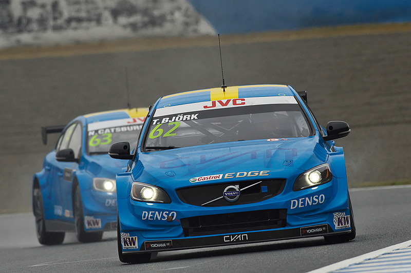 ポイントリーダーのテッド・ビョーク選手（63号車 Volvo S60 WTCC）、後ろはフリー走行2位のニッキー・キャッツバーグ選手（63号車 Volvo S60 WTCC）