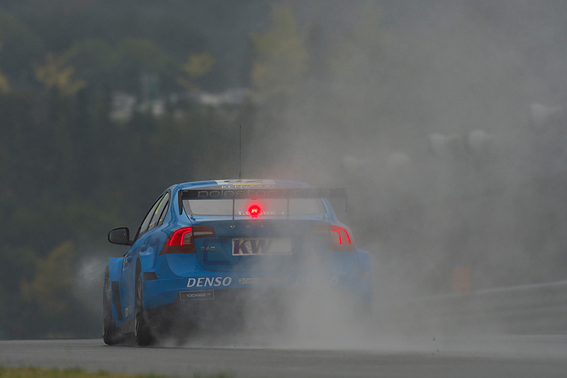 雨というあいにくのコンディションながら多くの車両が周回を重ねた