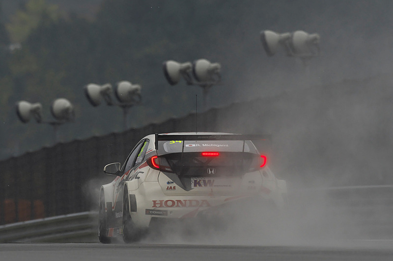 ギリギリまでクルマを組み立てるという厳しい状況の中で、3位タイムをマークした道上龍選手（34号車 Honda Civic WTCC）