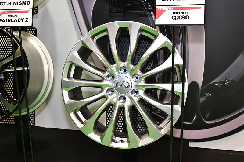 インフィニティの高級SUV「QX80」（日本未導入）の純正ホイール。大径14本スポークデザインに圧倒される