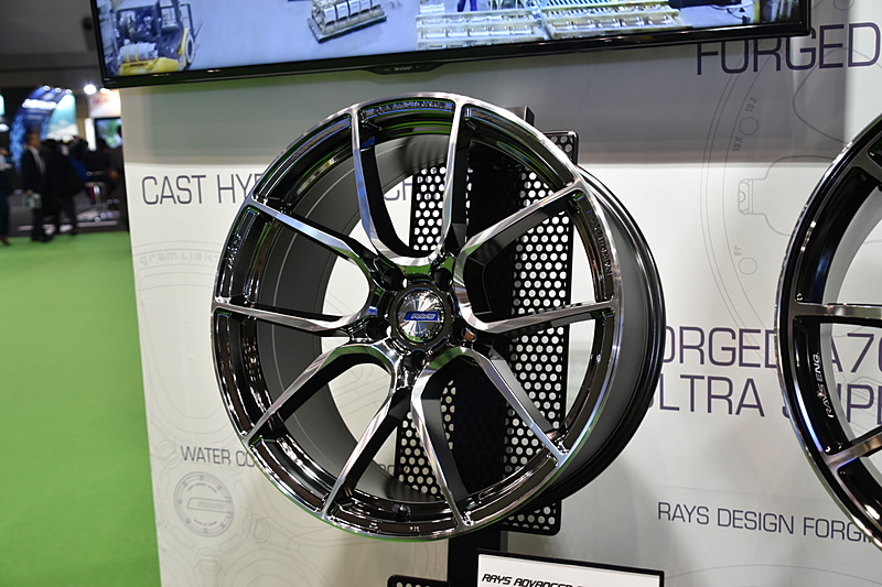 「gram LIGHTS」シリーズの「AZURE 57 ANA」モデル