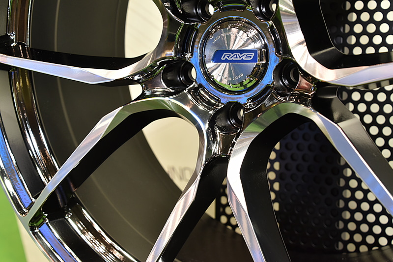 見る角度によってハイライトの色合いが変わる。その見え方は音楽CD上の干渉縞のように複雑