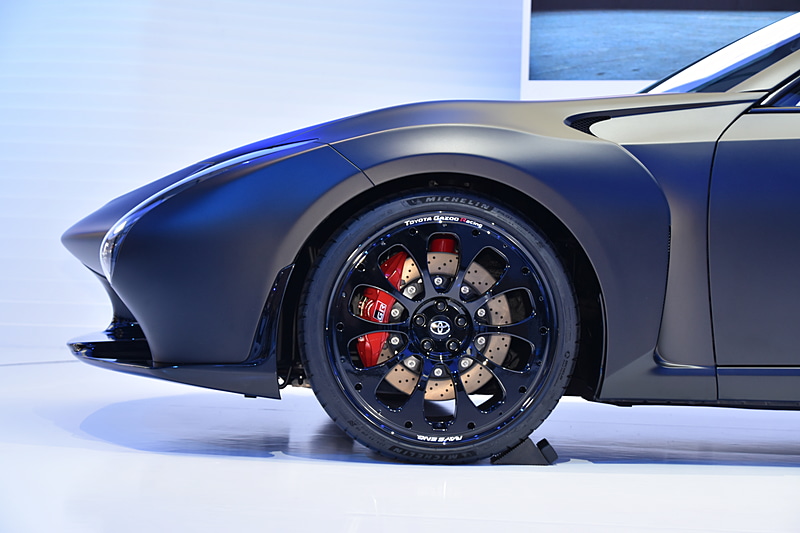 車体のベースが現行「86」ということもあって、ホイールのサイズ感は「86そのもの」といった感じ。6ピストンのブレーキキャリパーも「86 GR」に搭載されるものと酷似している点にも注目