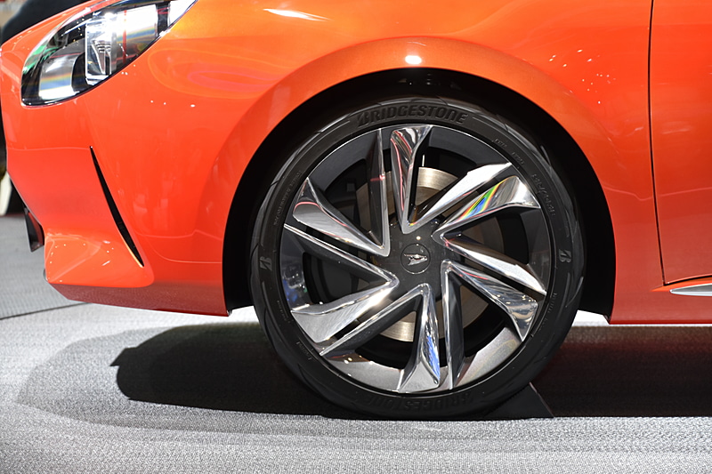 「DN COMPAGNO」のフロントホイール。シンプルに見えるが実は複雑なデザインが採用されている