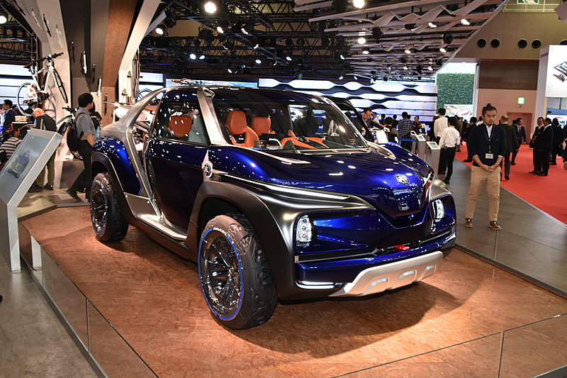 「CROSS HUB CONCEPT」はSUVタイプのコンセプトカー。担当者によれば「この車両も評判がよければ市販化を検討したい。現在、広く来場者の意見を聞いている」とのことであった