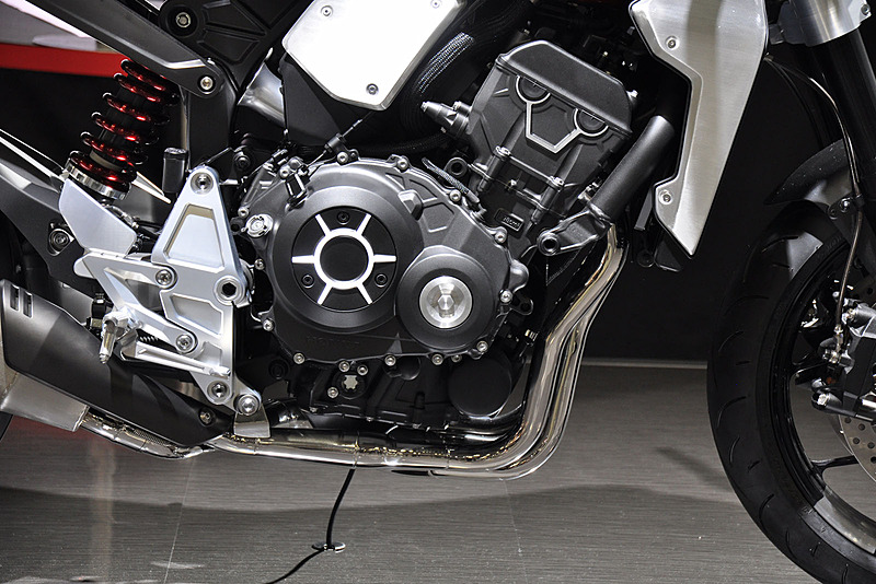 CBRのものと思われる水冷4気筒エンジンを搭載