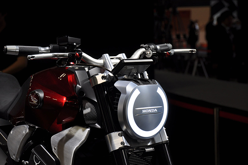 丸型のLEDヘッドライトを搭載する。これは実用というよりは、あくまでもコンセプトでのデザインだろうか