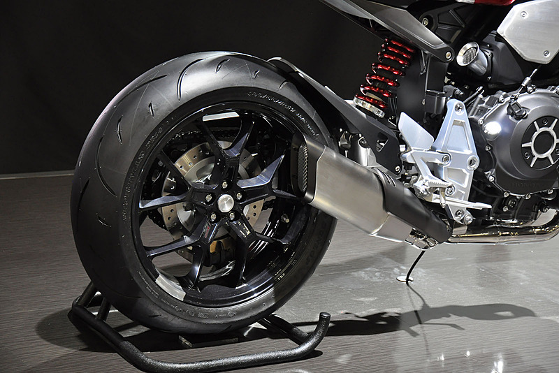 リアスイングアームは片持ち