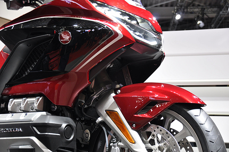 フロントのタブルウィッシュボーンサスペンション