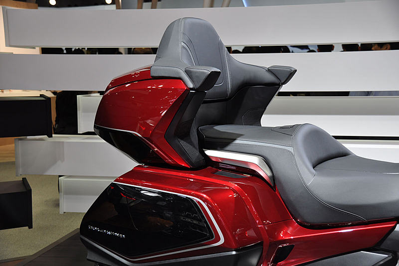 快適な長距離タンデムツーリングを実現するシートとトランク