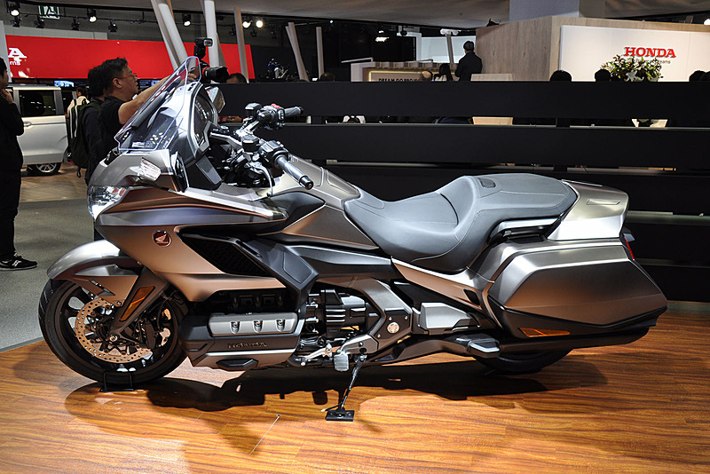 トランクをなくしてサイドのパニアケースのみとなり、スクリーンも背を低くしたゴールドウイング