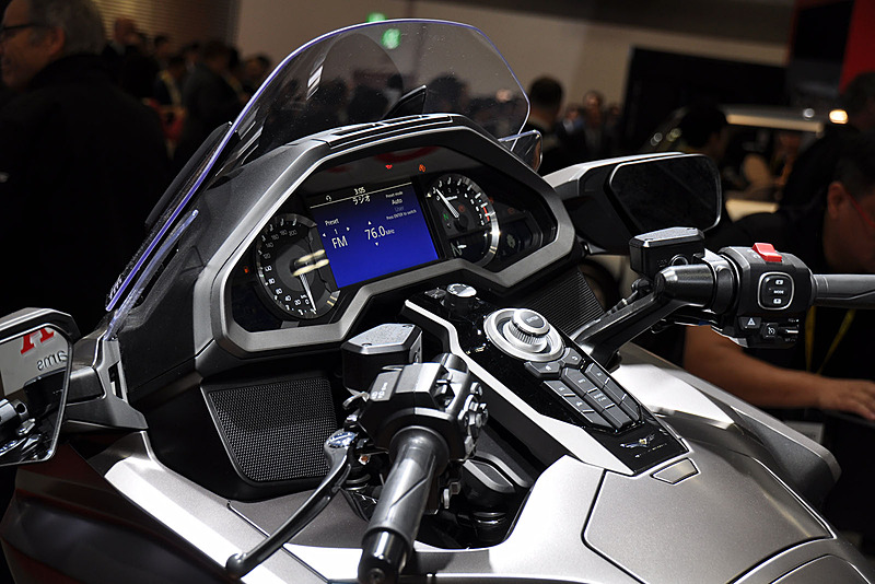 CarPlay対応インフォテイメントをはじめ、ツーリングをサポートする各種装備とコントローラを搭載