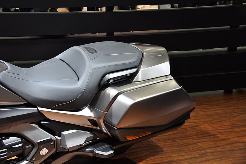 パニアケースのみとしてスッキリとしたリアフォルム