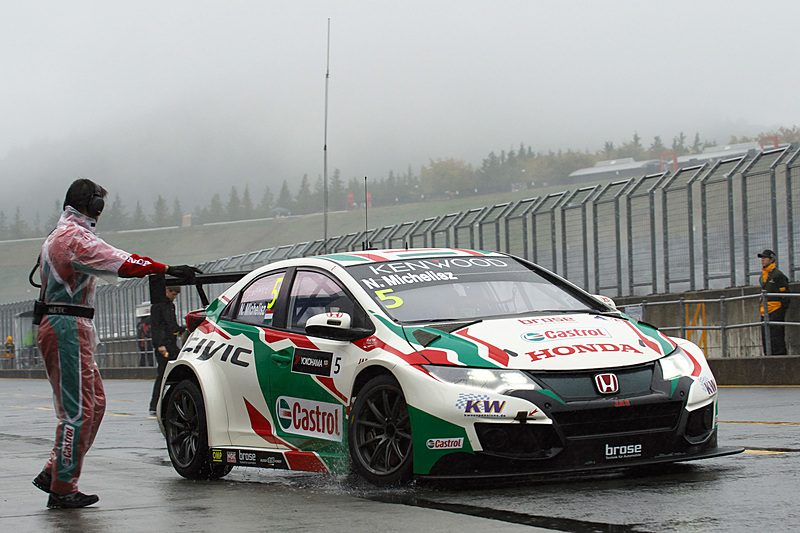 午前中に行なわれたフリー走行2回目の様子、この時点では雨はそれほどは強くなった