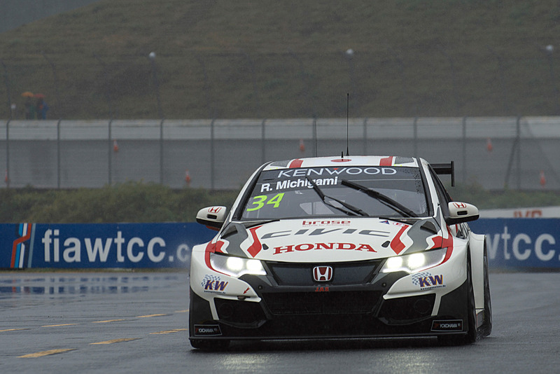 午前中に行なわれたフリー走行2回目の様子、この時点では雨はそれほどは強くなった