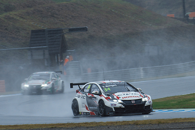 ウェットの中で行なわれた予選1回目（Q1）の様子