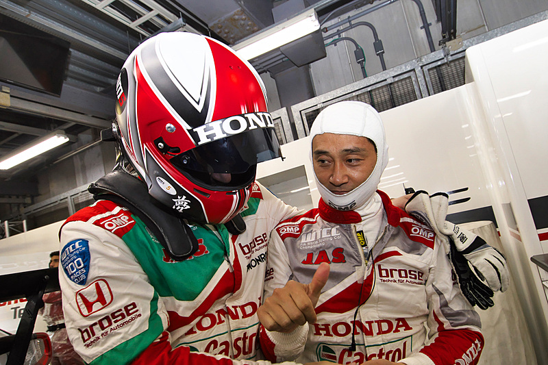 チームメイトのミケルズ選手（左）と健闘を誓い合う道上龍選手（右）