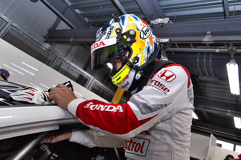 マシンに乗り込む道上選手