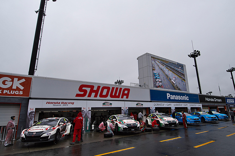 WTCC独自のマシンをピットレーンに並べてコースインを待つ態勢