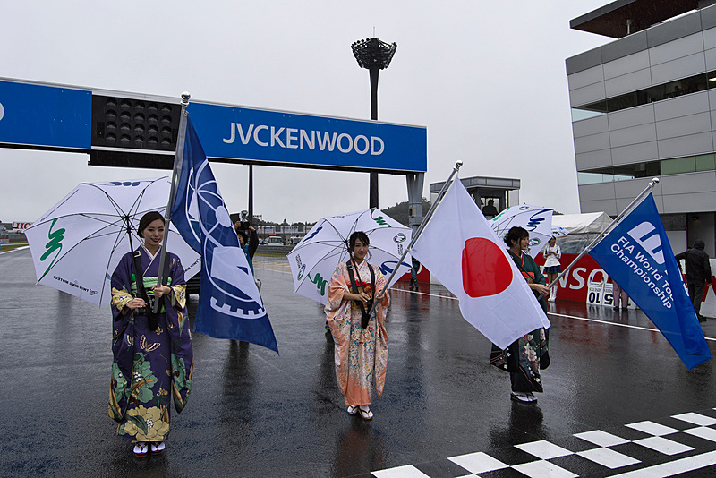 華やかな晴れ着なのに無情の雨が天