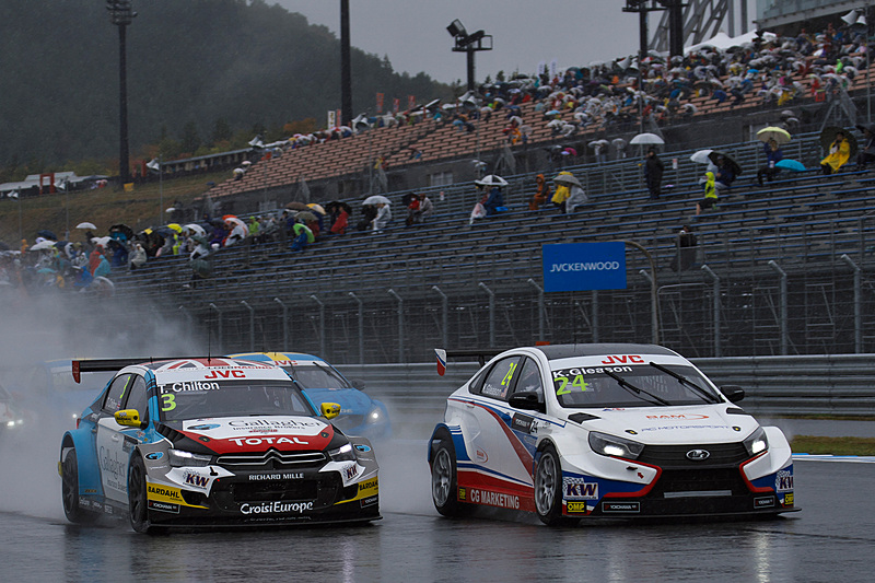 イン側のチルトン選手がポールからスタートしたグレイソン選手をオーバーテイク、これでチルトン選手の勝ちはほぼ決まった