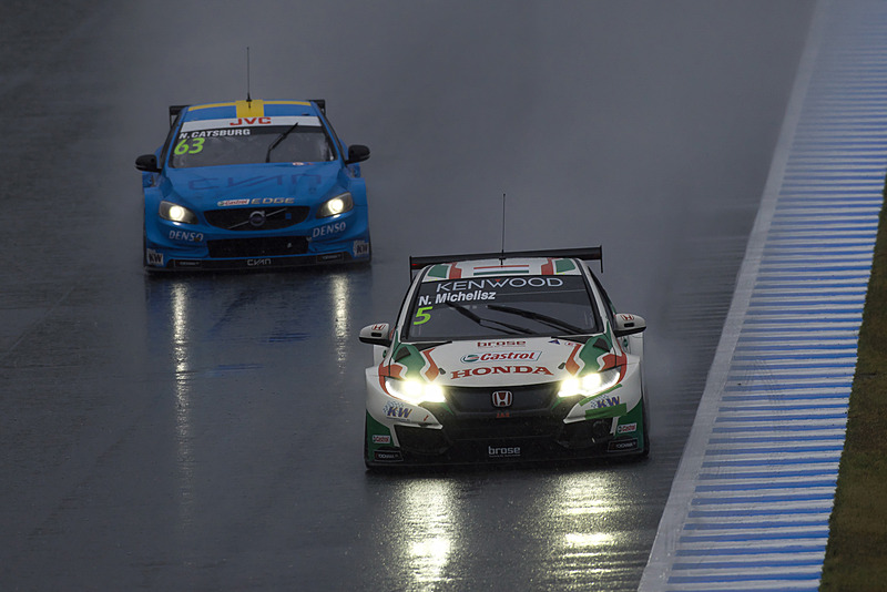 トップ争いはホンダのミケルズ選手とボルボのキャッツバーグ選手の争いに