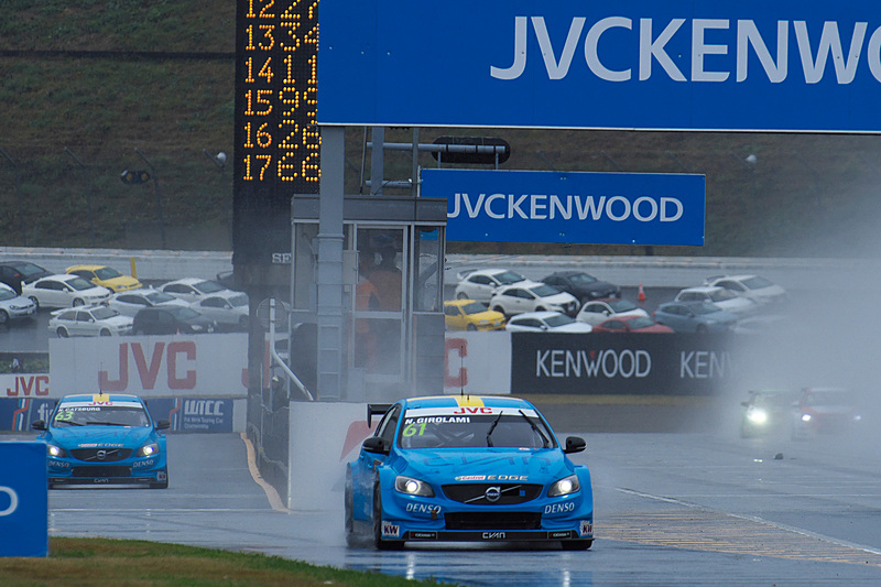 ピットスルーペナルティーを課せられた2台のボルボ（ネストール・ジロラミ選手、ニッキー・キャッツバーグ選手）