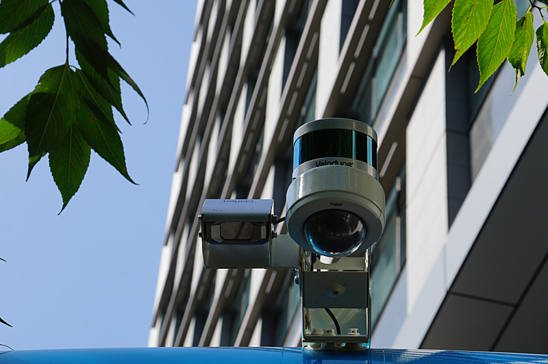 車両の後部に取り付けられている3D LiDAR。一番上の円柱状のデバイス