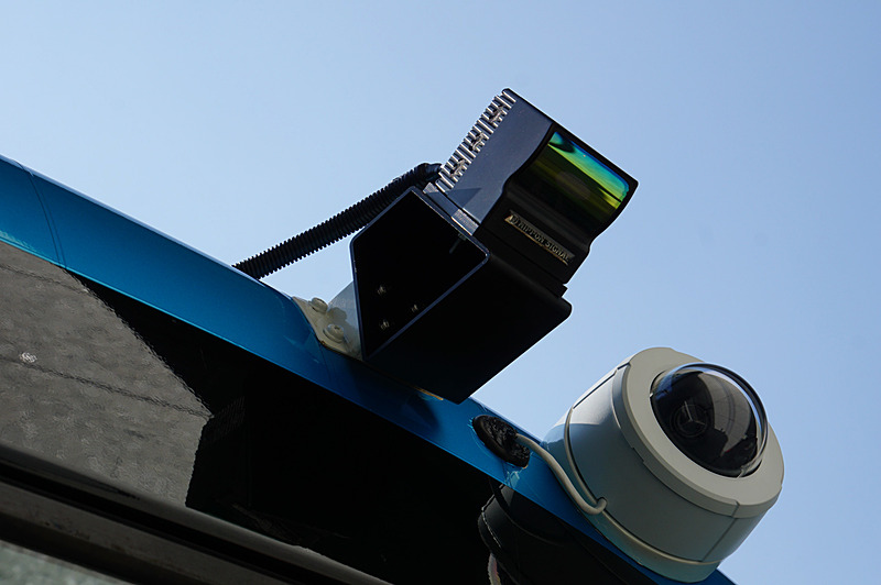 車両の左右にもLiDAR（黒）が取り付けられている。白い台座の黒いものはカメラで、これはSBドライブの運行用