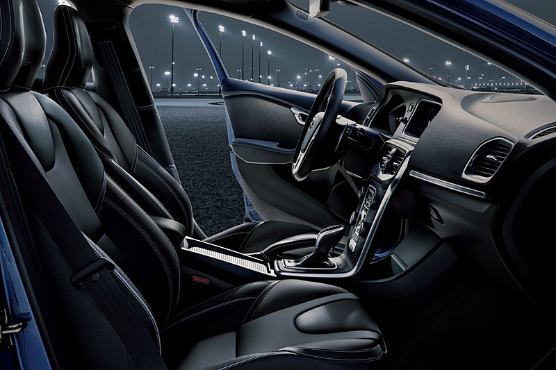 インテリアもR-Design仕様に変更し、スポーティさを高めた走行性能とコーディネート