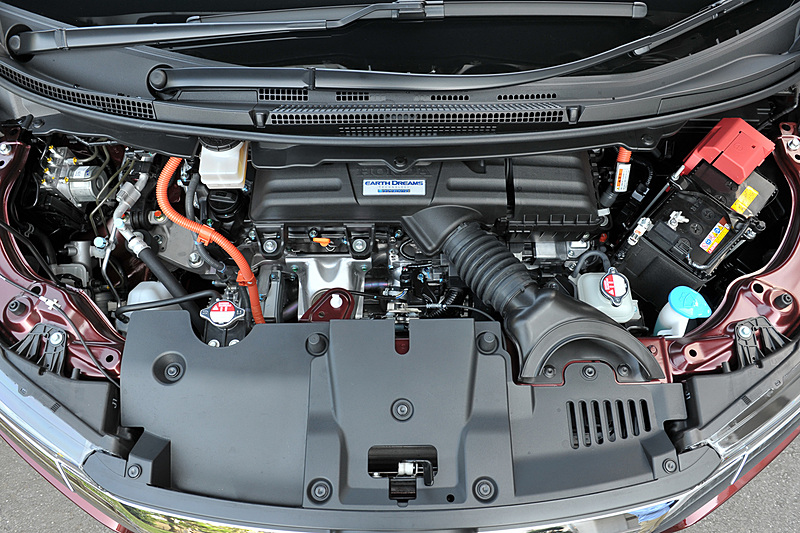 ハイブリッド車は直列4気筒DOHC 2.0リッターエンジンに「H4」モーターを組み合わせ、エンジンの最高出力は107kW(145PS)/6200rpm、最大トルクは175Nm(17.8kgm)/4000rpm。モーターは最高出力135kW(184PS)/5000-6000rpm、最大トルク315Nm(32.1kgm)/0-2000rpmを発生し、JC08モード燃費は25.0km/Lとした。なお、最新のWLTCモード燃費については20.0km/L(市街地モード:18.8km/L、郊外モード:21.7km/L、高速道路モード:19.5km/L)となっている