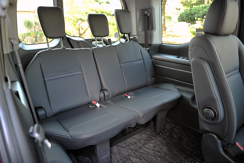 ハイブリッド車では、フィットで培われたセンタータンクレイアウトを用いて1列目のシート下にリチウムイオンバッテリーを配置。室内高はガソリン車と比べ20mm低くなるものの、クラストップとなる1405mmを確保した