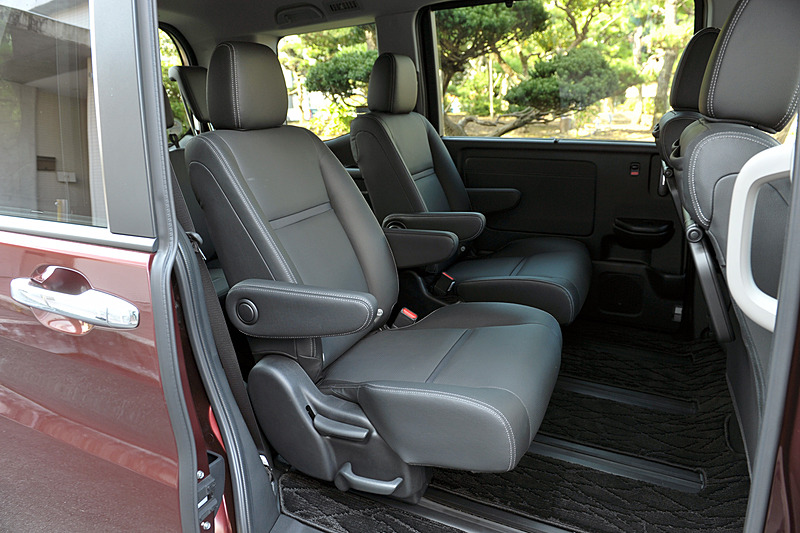 ハイブリッド車では、フィットで培われたセンタータンクレイアウトを用いて1列目のシート下にリチウムイオンバッテリーを配置。室内高はガソリン車と比べ20mm低くなるものの、クラストップとなる1405mmを確保した