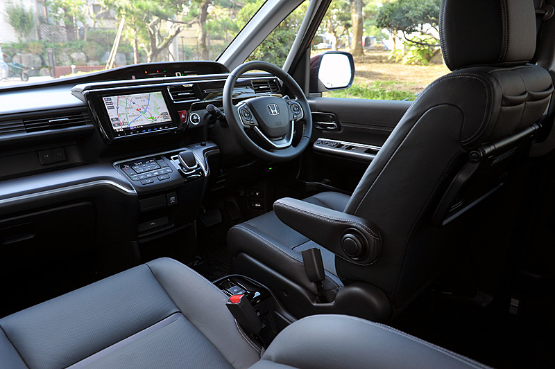 ハイブリッド車では、フィットで培われたセンタータンクレイアウトを用いて1列目のシート下にリチウムイオンバッテリーを配置。室内高はガソリン車と比べ20mm低くなるものの、クラストップとなる1405mmを確保した