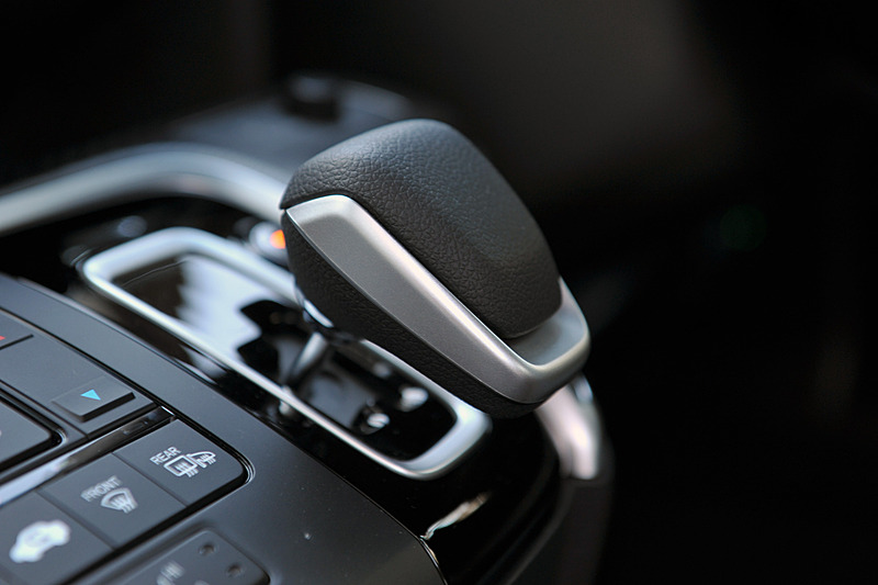 ハイブリッド車ではパワー/チャージメーターやマルチインフォメーションディスプレイなどを備えた専用メーター、専用セレクターレバーなどを採用。柔らかな内張り仕立てのセンターコンソールトレイなども装備する