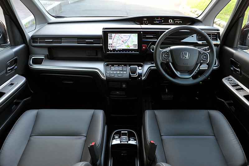 ハイブリッド車では、フィットで培われたセンタータンクレイアウトを用いて1列目のシート下にリチウムイオンバッテリーを配置。室内高はガソリン車と比べ20mm低くなるものの、クラストップとなる1405mmを確保した