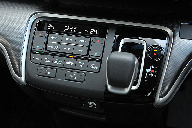 ハイブリッド車ではパワー/チャージメーターやマルチインフォメーションディスプレイなどを備えた専用メーター、専用セレクターレバーなどを採用。柔らかな内張り仕立てのセンターコンソールトレイなども装備する