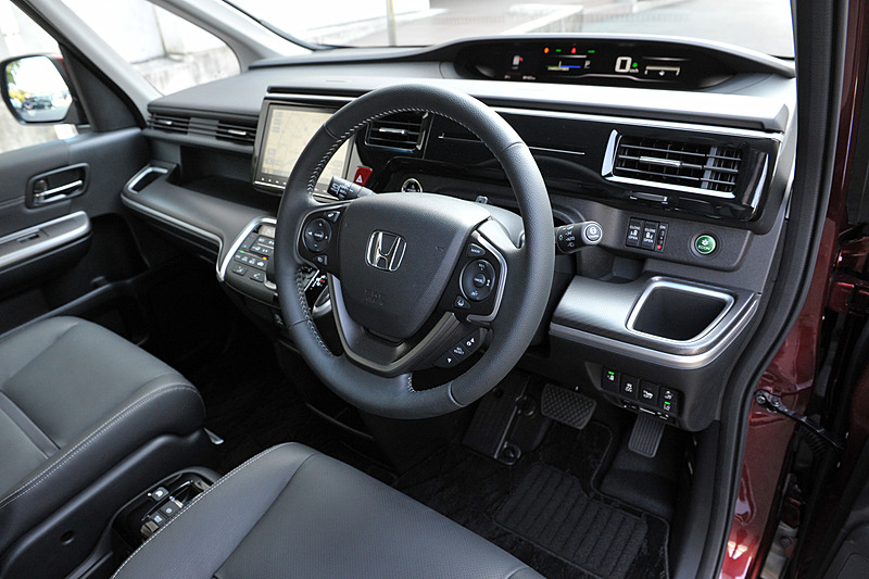 ハイブリッド車では、フィットで培われたセンタータンクレイアウトを用いて1列目のシート下にリチウムイオンバッテリーを配置。室内高はガソリン車と比べ20mm低くなるものの、クラストップとなる1405mmを確保した