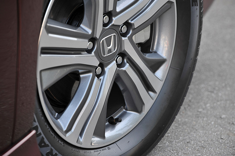 「More DYNAMIC SPADA」をデザインコンセプトとし、フルLEDヘッドライトでシャープさを高めるとともに、幅の広い厚みのあるグリルで存在感を高めた。また、テールゲートスポイラーのデザインも今回改められている。足下はハイブリッド車専用の16インチアルミホイールとブリヂストン「TURANZA」（205/60 R16）の組み合わせ