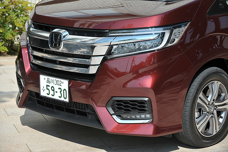 「More DYNAMIC SPADA」をデザインコンセプトとし、フルLEDヘッドライトでシャープさを高めるとともに、幅の広い厚みのあるグリルで存在感を高めた。また、テールゲートスポイラーのデザインも今回改められている。足下はハイブリッド車専用の16インチアルミホイールとブリヂストン「TURANZA」（205/60 R16）の組み合わせ