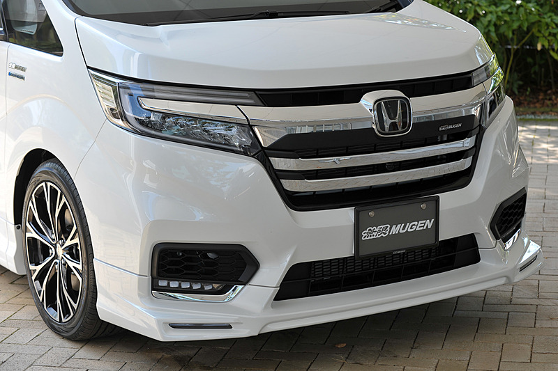 無限ステップワゴンはスパーダ専用の「フロントアンダースポイラー」「サイドガーニッシュ」「リアアンダースポイラー」、18インチアルミホイール「MDW」などを装着